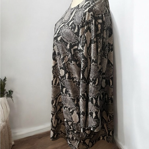 Susan Graver Oversized Black and Gray Tunic Blouse - Picture 3 of 6